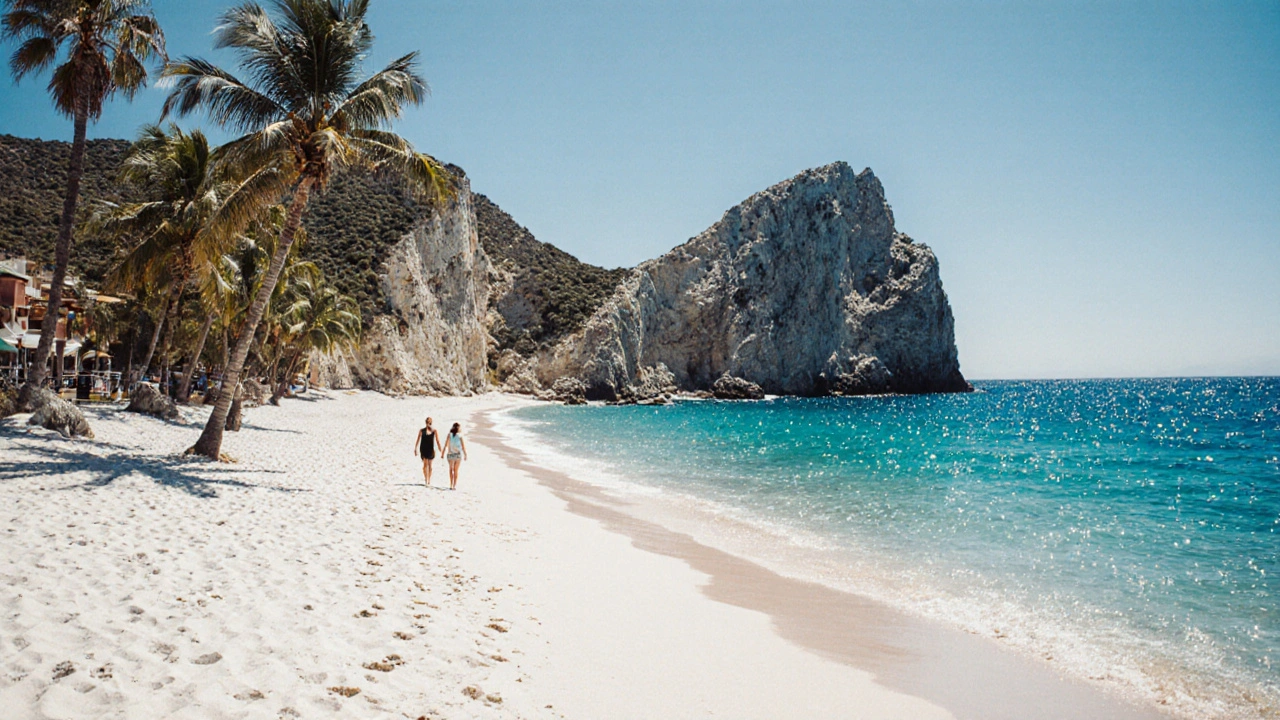 Playa de Es Trenc con arena blanca, agua azul y palmeras bajo el sol.
