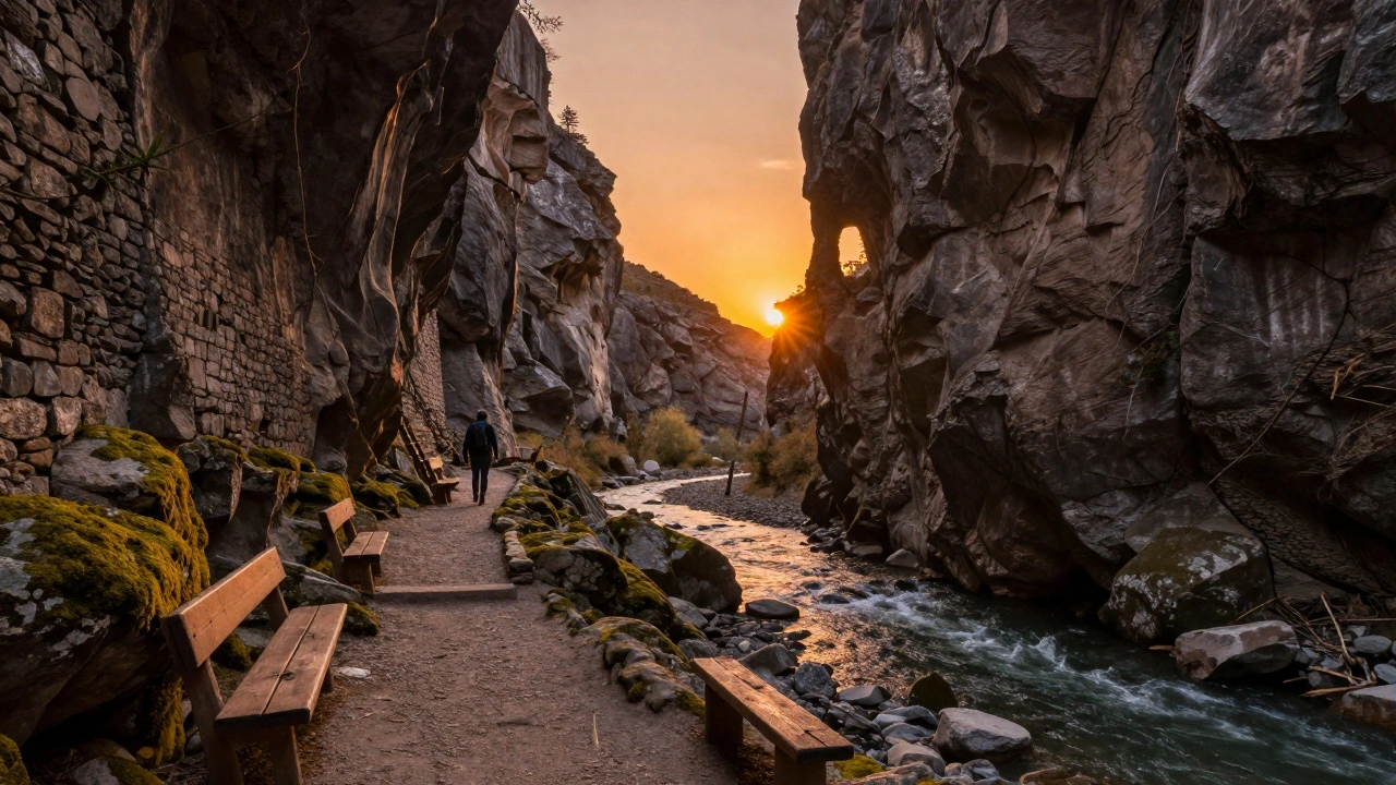 Cañón de Barranco de la Cueva con sendero rocoso y ventana natural en la roca al atardecer.