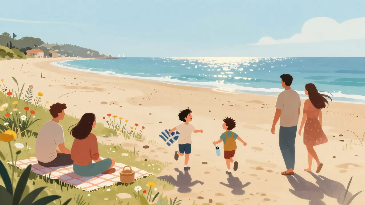 Familia en la playa de Es Trenc en abril, con niños corriendo y toallas térmicas.